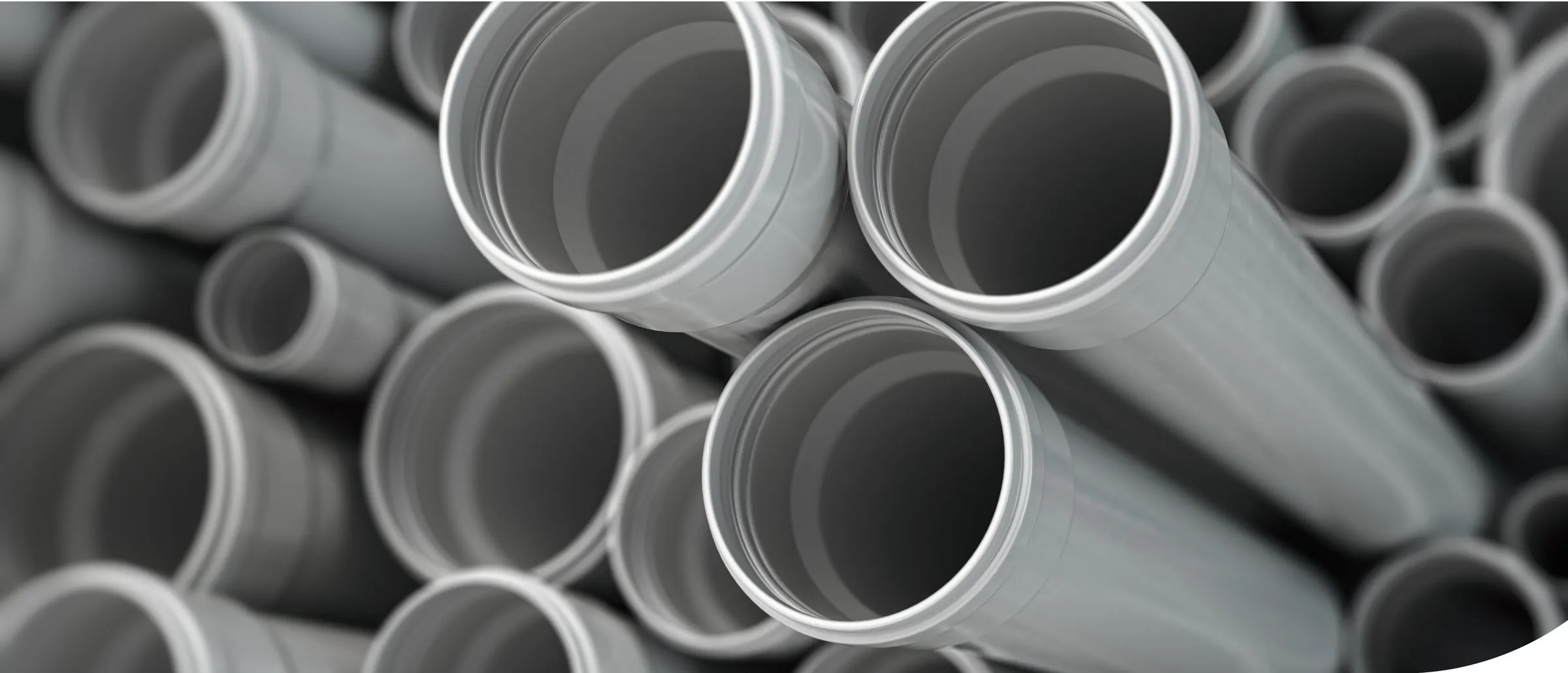 Gros plan sur des tuyaux en PVC gris