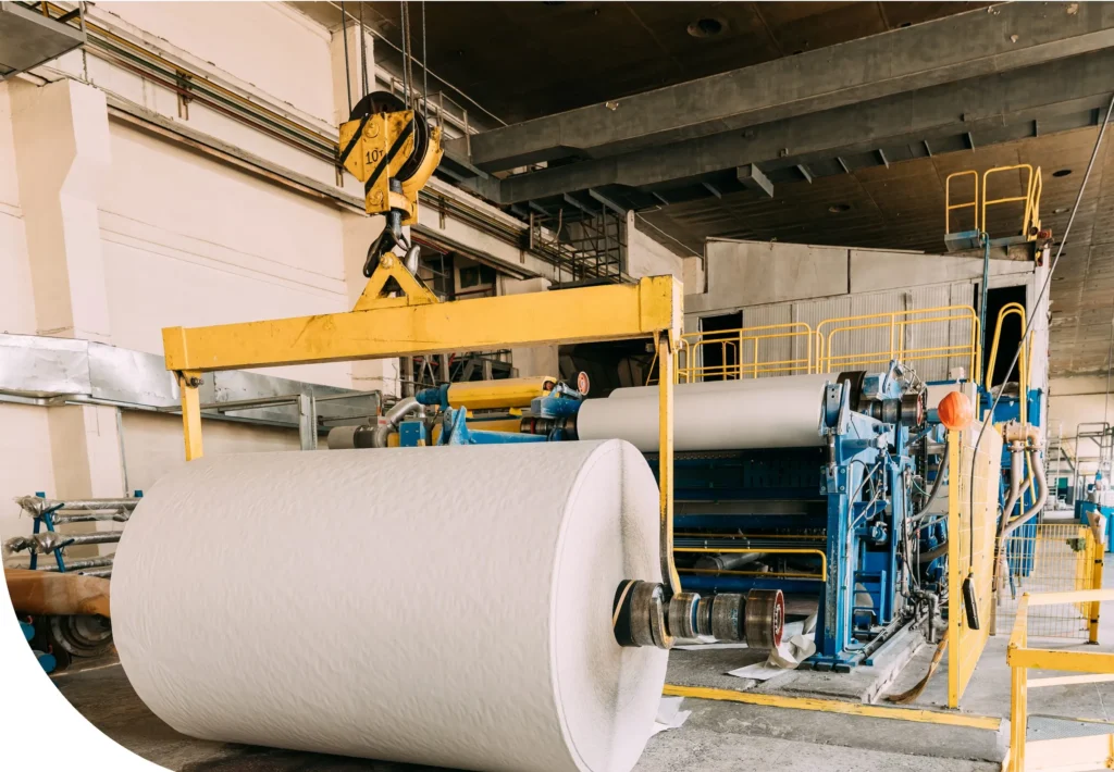 Rouleau de papier dans une usine de pâtes et papiers